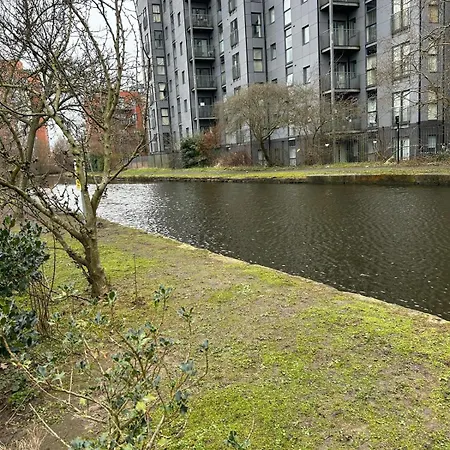 Luxury Two Bedroom Flat Opposite Coop Live N Etihad Stadium With Free Secure Parking, Netflix And Sky Tv-2
