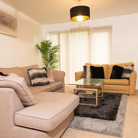 Luxury Two Bedroom Flat Opposite Coop Live N Etihad Stadium With Free Secure Parking, Netflix And Sky Tv-3